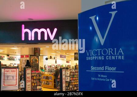 Vista generale del centro commerciale di Harrogate, Regno Unito. 17 marzo 2020. Focalizzata sulla segnaletica HMV. Harrogate, North Yorkshire, Regno Unito. Credito: Fotographia di luce catturata/Notizie dal vivo di Alamy. Foto Stock