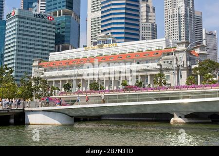 Fullerton hotel a Singapore al confine del quartiere degli affari con grattacieli bancari. Foto Stock