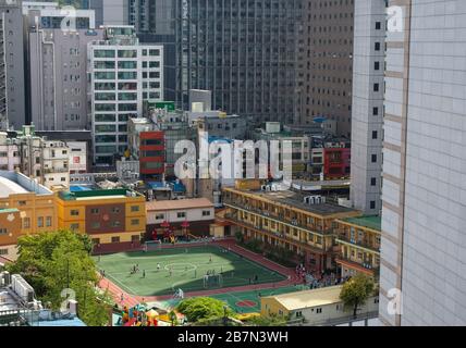 Seoul Corea del Sud - 16 settembre 2014 - Scuola con campo di calcio tra gli altipiani Foto Stock