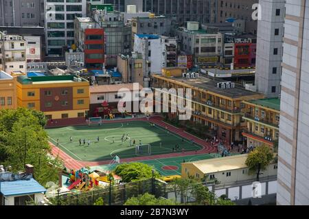 Seoul Corea del Sud - 16 settembre 2014 - Scuola con campo di calcio tra gli altipiani Foto Stock