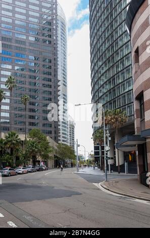 Bent Street, nel quartiere centrale degli affari di Sydney, è molto vuota a causa dell'epidemia di Coronavirus, con pochissimi lavoratori in ufficio intorno, Sydney, Foto Stock