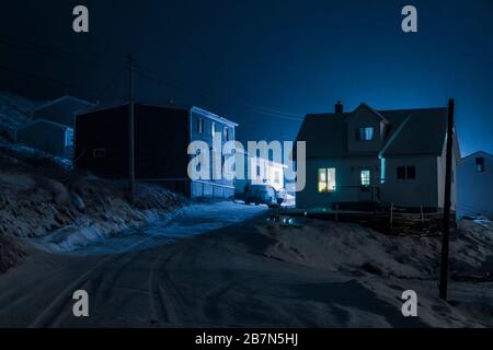 Case di notte nel vecchio villaggio di pescatori di Dunfield a Terranova, Canada Foto Stock