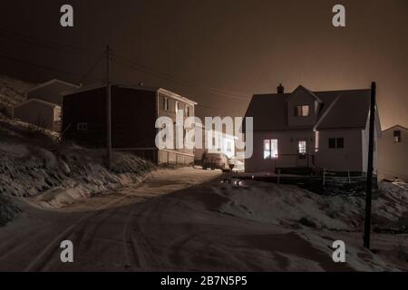 Case di notte nel vecchio villaggio di pescatori di Dunfield a Terranova, Canada Foto Stock