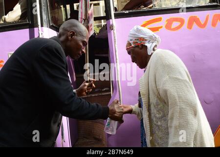 Un lavoratore del Double M bus disinfetta le mani di un passeggero con igienizzante come misura preventiva contro la diffusione di Coronavirus a Nairobi.Kenya ha da allora registrato tre casi del Covid-19. Foto Stock