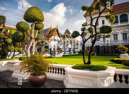 Il Grand Palace con topiaria da giardino alla giornata di sole a Bangkok, in Thailandia Foto Stock