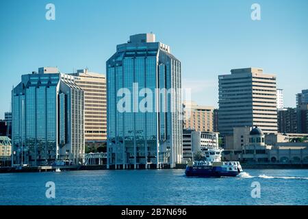 Vista sul porto di Halifax, Nuova Scozia, Canada sul lungomare della città. Foto Stock