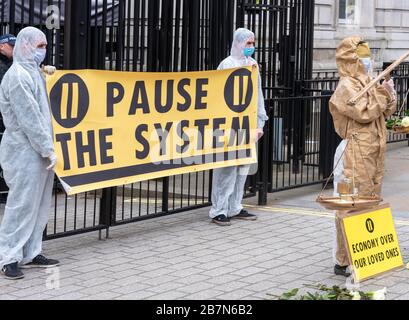 Londra, Regno Unito. 17 Marzo 2019. Estinzione Rebellion protesta fuori Downing Street, Londra Credit: Ian Davidson/Alamy Live News Foto Stock