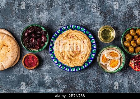 Hummus - piatto tradizionale di cucina israeliana e mediorientale, vista dall'alto. Foto Stock