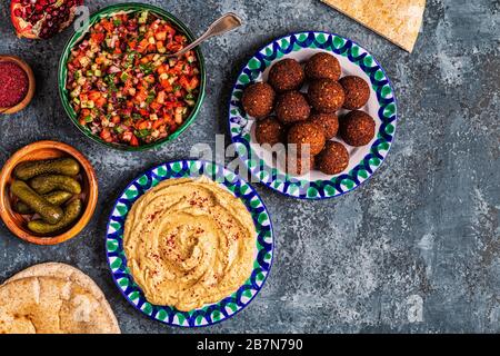 Falafel e hummus - piatto tradizionale di cucina israeliana e mediorientale, vista dall'alto. Foto Stock