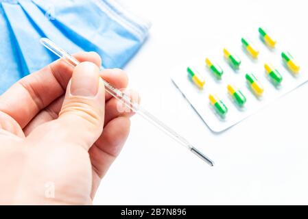 Termometri e farmaci antinfluenzali Foto Stock