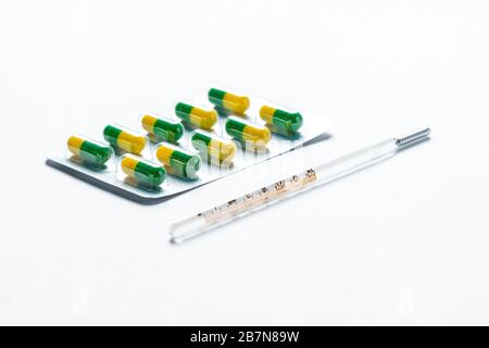 Termometri e farmaci antinfluenzali Foto Stock