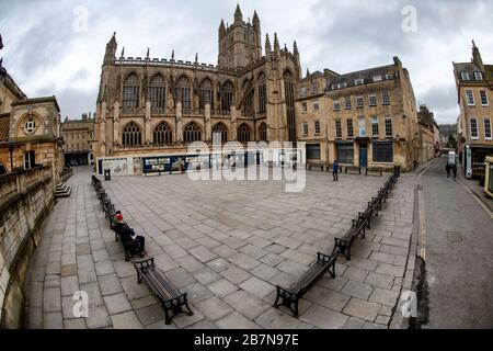 Una Kingston Parade vuota accanto a Bath Abbey dopo che il governo britannico ha annunciato misure più severe per combattere Coronavirus. Foto Stock