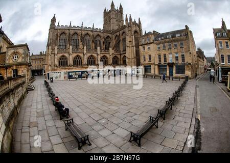 Una Kingston Parade vuota accanto a Bath Abbey dopo che il governo britannico ha annunciato misure più severe per combattere Coronavirus. Foto Stock