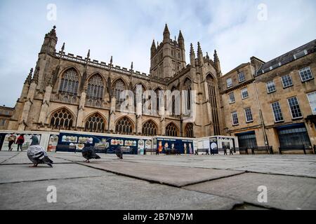 Una Kingston Parade vuota accanto a Bath Abbey dopo che il governo britannico ha annunciato misure più severe per combattere Coronavirus. Foto Stock