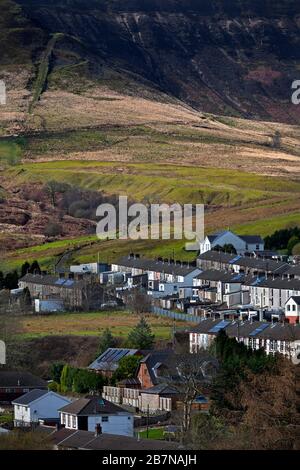 Case a schiera a Cwmparc villaggio vicino Treorchy nella valle di Rhondda, Galles, Regno Unito Foto Stock