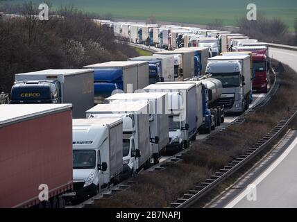 Bautzen, Germania. 17 Marzo 2020. I camion sono bloccati sull'autostrada A4 Dresden - Görlitz vicino Bautzen. Gli effetti della diffusione del coronavirus sono ora avvertiti anche sulle strade della Sassonia. A causa dei controlli al confine con la Polonia, il 17.03.2020 si è verificato un ingorgo nell'Autobahn 4 tra Dresda e Goerlitz, che, secondo la polizia, era cresciuto fino a 40 chilometri di lunghezza entro mezzogiorno. Credit: Robert Michael/dpa-Zentralbild/dpa/Alamy Live News Foto Stock