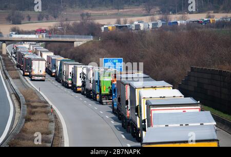 Bautzen, Germania. 17 Marzo 2020. I camion sono bloccati sull'autostrada A4 Dresden - Görlitz vicino Bautzen. Gli effetti della diffusione del coronavirus sono ora avvertiti anche sulle strade della Sassonia. A causa dei controlli al confine con la Polonia, il 17.03.2020 si è verificato un ingorgo nell'Autobahn 4 tra Dresda e Goerlitz, che, secondo la polizia, era cresciuto fino a 40 chilometri di lunghezza entro mezzogiorno. Credit: Robert Michael/dpa-Zentralbild/dpa/Alamy Live News Foto Stock