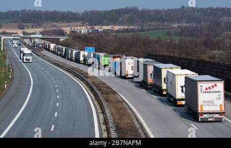 Bautzen, Germania. 17 Marzo 2020. I camion sono bloccati sull'autostrada A4 Dresden - Görlitz vicino Bautzen. Gli effetti della diffusione del coronavirus sono ora avvertiti anche sulle strade della Sassonia. A causa dei controlli al confine con la Polonia, il 17.03.2020 si è verificato un ingorgo nell'Autobahn 4 tra Dresda e Goerlitz, che, secondo la polizia, era cresciuto fino a 40 chilometri di lunghezza entro mezzogiorno. Credit: Robert Michael/dpa-Zentralbild/dpa/Alamy Live News Foto Stock