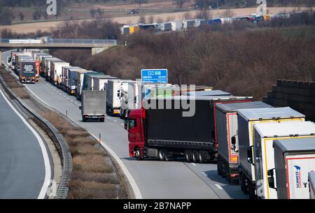 Bautzen, Germania. 17 Marzo 2020. I camion sono bloccati sull'autostrada A4 Dresden - Görlitz vicino Bautzen. Gli effetti della diffusione del coronavirus sono ora avvertiti anche sulle strade della Sassonia. A causa dei controlli al confine con la Polonia, il 17.03.2020 si è verificato un ingorgo nell'Autobahn 4 tra Dresda e Goerlitz, che, secondo la polizia, era cresciuto fino a 40 chilometri di lunghezza entro mezzogiorno. Credit: Robert Michael/dpa-Zentralbild/dpa/Alamy Live News Foto Stock