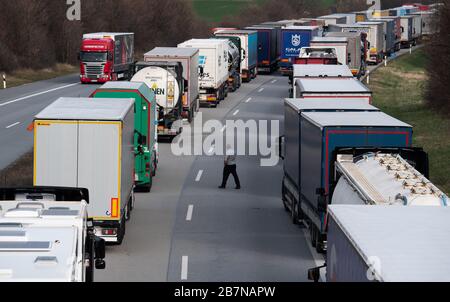 Bautzen, Germania. 17 Marzo 2020. I camion sono bloccati sull'autostrada A4 Dresden - Görlitz vicino Bautzen. Gli effetti della diffusione del coronavirus sono ora avvertiti anche sulle strade della Sassonia. A causa dei controlli al confine con la Polonia, il 17.03.2020 si è verificato un ingorgo nell'Autobahn 4 tra Dresda e Goerlitz, che, secondo la polizia, era cresciuto fino a 40 chilometri di lunghezza entro mezzogiorno. Credit: Robert Michael/dpa-Zentralbild/dpa/Alamy Live News Foto Stock