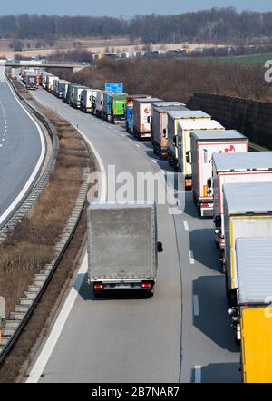 Bautzen, Germania. 17 Marzo 2020. I camion sono bloccati sull'autostrada A4 Dresden - Görlitz vicino Bautzen. Gli effetti della diffusione del coronavirus sono ora avvertiti anche sulle strade della Sassonia. A causa dei controlli al confine con la Polonia, il 17.03.2020 si è verificato un ingorgo nell'Autobahn 4 tra Dresda e Goerlitz, che, secondo la polizia, era cresciuto fino a 40 chilometri di lunghezza entro mezzogiorno. Credit: Robert Michael/dpa-Zentralbild/dpa/Alamy Live News Foto Stock