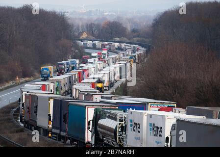 Bautzen, Germania. 17 Marzo 2020. I camion sono bloccati sull'autostrada A4 Dresden - Görlitz vicino Bautzen. Gli effetti della diffusione del coronavirus sono ora avvertiti anche sulle strade della Sassonia. A causa dei controlli al confine con la Polonia, il 17.03.2020 si è verificato un ingorgo nell'Autobahn 4 tra Dresda e Goerlitz, che, secondo la polizia, era cresciuto fino a 40 chilometri di lunghezza entro mezzogiorno. Credit: Robert Michael/dpa-Zentralbild/dpa/Alamy Live News Foto Stock