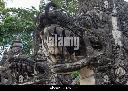 Mostro faccia con fangs di fronte all'ingresso del pura Penataran Agung Lempuyang. Bali Indonesia Foto Stock