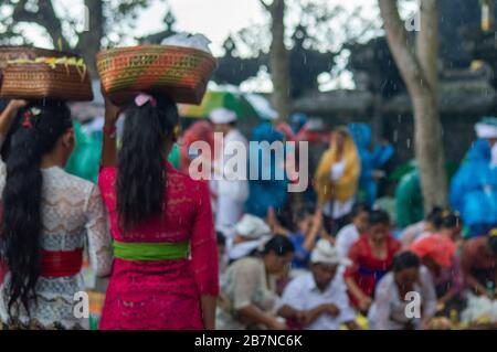 Donne indonesiane con cesto sopra la testa durante la Santa Celebrazione al tempio di Besakih. Bali, Indonesia Foto Stock