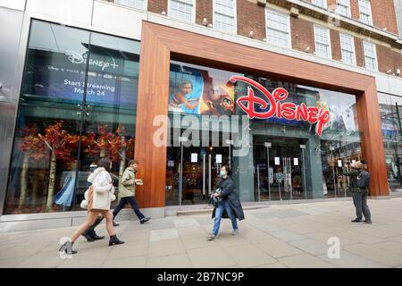 Londra, Regno Unito - 17 Mar 2020: Il negozio Disney su Oxford Street. Il conglomerato di intrattenimento degli Stati Uniti ha chiuso tutti i suoi hotel e negozi a causa dell'epidemia mondiale COVID-19. Foto Stock