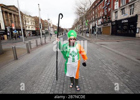 Dublino, Irlanda. 17 Marzo 2020. Covid-19 Pandemic (Coronavirus), Irlanda. , . Liam Mooney vestì come San Patrizio su una o'Connell Street Dublino vuota. La parata di San Patrizio (Festival), è stata cancellata a causa della Pandemia Covid-19. Normalmente la strada sarebbe piena di oltre 5, 00 marchers e oltre 100, 00 spettatori. Foto: Sam Boal/RollingNews.ie Credit: RollingNews.ie/Alamy Live News Foto Stock