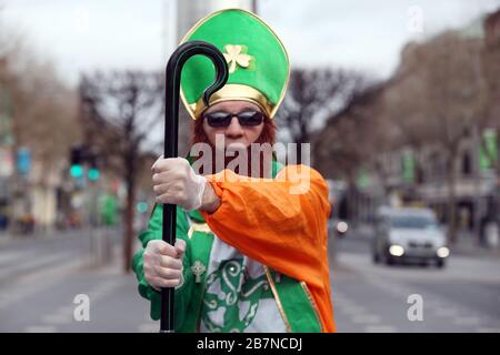 Dublino, Irlanda. 17 Marzo 2020. Covid-19 Pandemic (Coronavirus), Irlanda. , . Liam Mooney vestì come San Patrizio su una o'Connell Street Dublino vuota. La parata di San Patrizio (Festival), è stata cancellata a causa della Pandemia Covid-19. Normalmente la strada sarebbe piena di oltre 5, 00 marchers e oltre 100, 00 spettatori. Foto: Sam Boal/RollingNews.ie Credit: RollingNews.ie/Alamy Live News Foto Stock