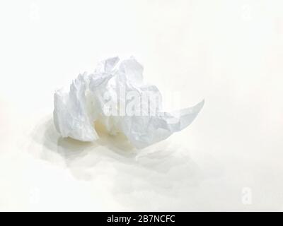 Rifiuti di salviette usate, rotoli di carta igienica usati, sfera di salviette di carta sporca su sfondo bianco, carta di scarto Foto Stock