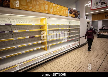 Scaffali vuoti in un supermercato che di solito contengono carni fresche e pollame sgombrato da persone interessate da difficoltà di approvvigionamento a causa di -19 Foto Stock