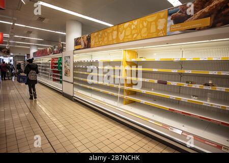 Scaffali vuoti in un supermercato che di solito contengono carni fresche e pollame sgombrato da persone interessate da difficoltà di approvvigionamento a causa di -19 Foto Stock