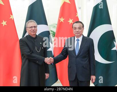 (200317) -- PECHINO, 17 marzo 2020 (Xinhua) -- il Premier cinese li Keqiang incontra il presidente pakistano Arif Alvi alla Grande Sala del Popolo di Pechino, capitale della Cina, 17 marzo 2020. (Xinhua/Ding Haitao) Foto Stock