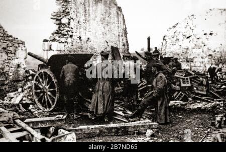 Una batteria di cannoni da campo tedeschi nelle rovine di un villaggio durante l'offensiva tedesca contro Aisne nella regione degli Hauts-de-France del nord della Francia nella primavera del 1917 è talvolta indicata come la seconda battaglia dell'Aisne. Foto Stock