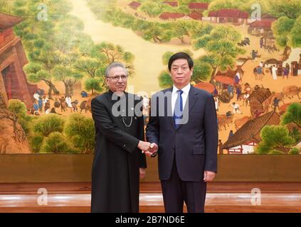 (200317) -- PECHINO, 17 marzo 2020 (Xinhua) -- li Zhanshu, presidente del Comitato permanente del Congresso Nazionale del Popolo (NPC), incontra il presidente pakistano Arif Alvi alla Grande Sala del Popolo di Pechino, capitale della Cina, 17 marzo 2020. (Xinhua/Shen Hong) Foto Stock