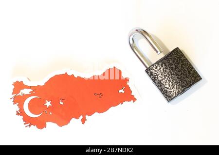 Bandiera della Turchia con contorno su sfondo bianco con vista dall'alto con lucchetto aperto. Il concetto di apertura dei confini del paese Foto Stock