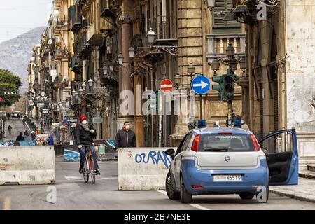 Pattugliamento della polizia italiana durante la pandemia del virus della corona a Palermo Foto Stock