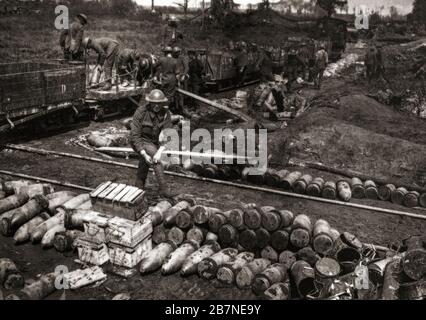 Munizioni scaricate da una ferrovia leggera a munizioni scaricate da una ferrovia leggera a Brielen, un villaggio belga nelle Fiandre Occidentali durante la III battaglia di Ypres. Foto Stock