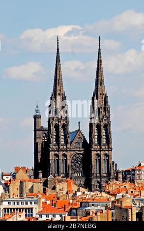 Veduta aerea su Clermont-Ferrand e la sua cattedrale, Puy de Dôme, Auvergne-Rhone-Alpes, Francia Foto Stock