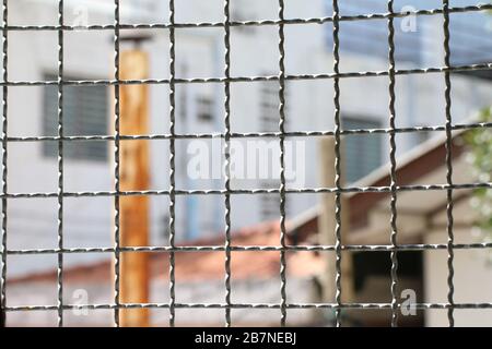 Gabbia di filo spinato a fungo all'interno della gabbia di acciaio, nick ferro parete rete filo metallico griglia quadrata recinzione per prevenire Foto Stock