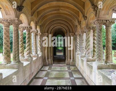 L'esterno colonnato presso la chiesa italiana di Wilton, vicino a Salisbury, Wiltshire. Questa gemma nascosta nel Wiltshire fu costruita da TH Wyatt nel 1840-45. Foto Stock