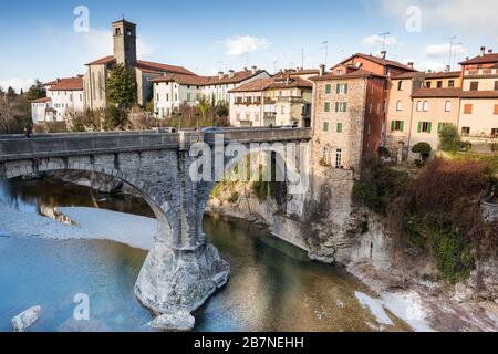 Cividale del Friuli e il suo ponte del Diavolo. Città lombarda, provincia di Udine, regione Friuli Venezia Giulia, Italia Foto Stock