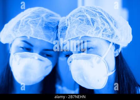 Paziente infetto Covid-19 in sala di quarantena con quarantena Foto Stock