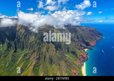Veduta aerea del Parco Naturale Statale della Costa di Nā Pali sull'Isola di Kauai, Hawaii. Foto Stock