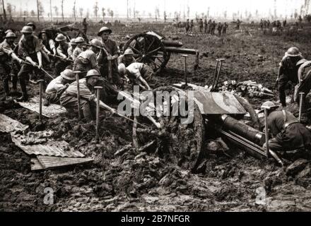 Gli uomini d'artiglieria che trasportano una pistola da campo da 19 podieri fuori dal fango durante la terza battaglia di Ypres aka la battaglia di Passchendaele, una campagna della prima guerra mondiale, Ciò avvenne sul fronte occidentale, da luglio a novembre 1917, per il controllo delle creste a sud e ad est della città belga di Ypres nelle Fiandre Occidentali. Foto Stock