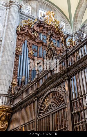 Uno dei due organi di tubo nella Cattedrale Metropolitana di Città del Messico, Messico. Risalenti al 1736, sono i più grandi organi del XVIII secolo dell'Amer Foto Stock