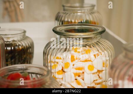 Barattolo di caramelle su un tavolo da dessert per feste o matrimoni Foto Stock