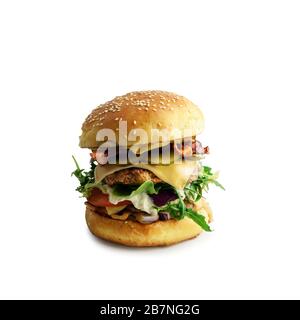 Appetitoso cheeseburger su piatto isolato su bianco. Fotografia di cibo Foto Stock